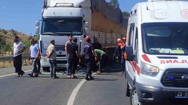 Elazığ Sivrice'de tır ile otomobil çarpıştı, sürücü yaralandı