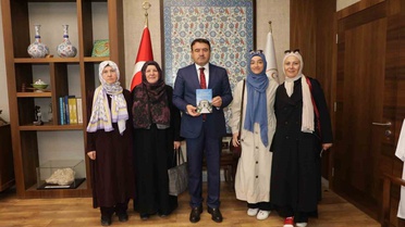 Kütahya'da 'Evliyalar Şehri' kitabı Vali Musa Işın'a takdim edildi