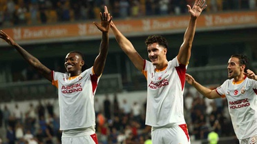 Galatasaray'da Leao ve Deniz Gül, Başakşehir galibiyetinde taraftara üçlü çektirdi