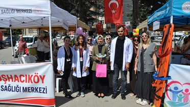 Gümüşhacıköy'de Halk Sağlığı Haftası etkinliğinde sağlık taraması bilgilendirmesi yapıldı