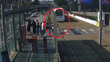 Samsun'da tramvayın önüne koşan kız çocuğunu güvenlik görevlisi son anda kurtardı