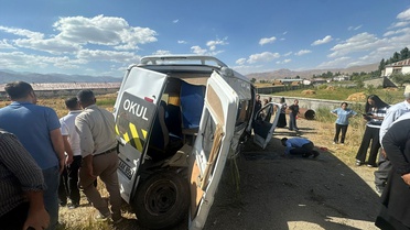 Hakkari Yüksekova'da servis minibüsü yoldan çıktı, 6 kişi yaralandı