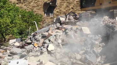 Adıyaman Çelikhan'da deprem hasarlı binaların kontrollü yıkımı aralıksız sürüyor