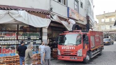 Diyarbakır Çermik'te iki gündür iş yerinde mahsur kalan yavru kedi kurtarıldı