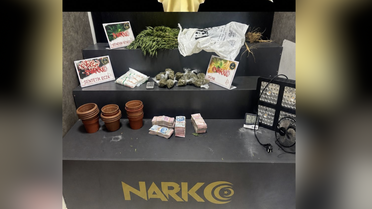 İzmir Konak'ta uyuşturucu operasyonunda 322 gram skunk ele geçirildi, firari hükümlü tutuklandı