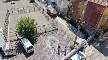 Karabük'te belediye, okul çevrelerini yeni dönem öncesi tazyikli suyla yıkayıp temizliyor