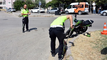 Kırıkkale'de motosiklet-otomobil çarpışmasında 1 kişi yaralandı, kaza anı kamerada