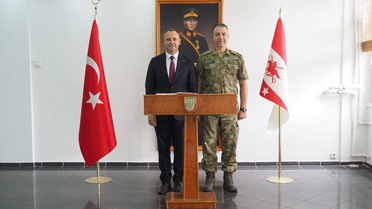 Kırklareli Belediye Başkanı Derya Bulut, Tuğgeneral Murat Temur'u makamında ziyaret etti