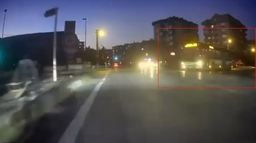 Kırmızı ışıkta geçen Bursa'daki otobüs şoförünün ehliyetine el konuldu, ceza uygulandı