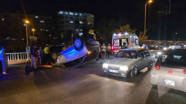 Karadeniz Ereğli'de otomobil park halindeki araçlara çarpıp takla attı, sürücü yaralandı