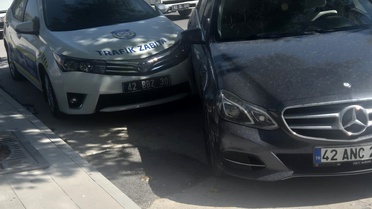 Konya Selçuklu'da çarpışan taksi devrildi, zabıta aracına çarptı; 1 yaralı