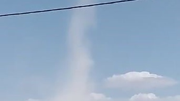 Mardin Artuklu'da boş arazide hortum oluştu, cep telefonuyla kaydedildi