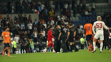 Nuri Şahin, Galatasaray'a 3-2 kaybedilen maçta hakeme itiraz etti ve kırmızı kart gördü