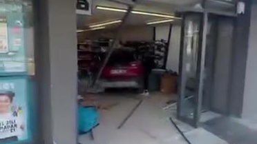 İzmit'te kontrolden çıkan otomobil markete daldı! Çalışanlar ile müşteriler dehşeti yaşadı