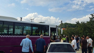 Özel halk otobüsü ile otomobil kafa kafaya çarpıştı: 5 yaralı