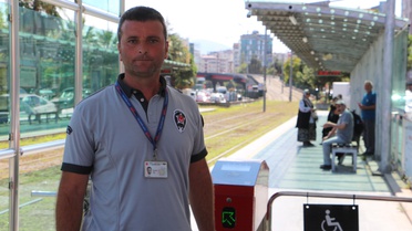5 yaşındaki kız çocuğunu tramvayın altında kalmaktan son anda kurtardı