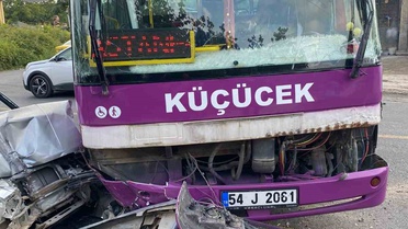 Sakarya Akyazı'da halk otobüsü ile otomobil çarpıştı, 6 kişi yaralandı