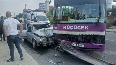 Sakarya Akyazı'da halk otobüsü ile otomobil çarpıştı, 6 kişi yaralandı