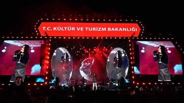 Simge Sağın, Çanakkale Kültür Yolu Festivali'nde binlerce hayranına coşku dolu bir gece yaşattı