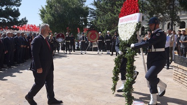 Sivas Kongresi'nin yıl dönümünde Atatürk Anıtı'na çelenk sunuldu