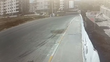 Sultanbeyli'de otomobil İETT otobüsüne çarptı, bebek dahil 4 kişi yaralandı