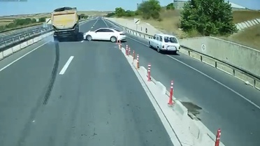 Tekirdağ Çorlu'da otomobil tırın önüne kırdı, facia kamerada