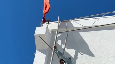 Nevşehir Acıgöl'de vatandaş ters dönen Türk bayrağını düzeltmek için iskeleye tırmandı