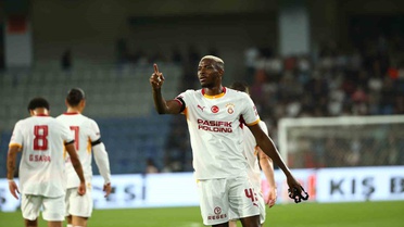 Başakşehir maçında Osimhen VAR ile golü attı, Galatasaray ilk yarıyı 1-0 önde bitirdi