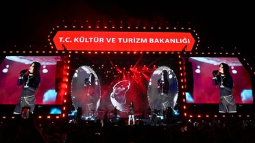 Çanakkale Kültür Yolu Festivali'nde açık hava konserinde Simge Sağın sahne aldı