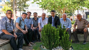 Uşak Valisi Serdar Kartal, İsmetpaşa Caddesi'nde esnaf ve vatandaşları dinledi