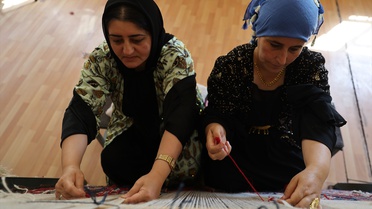 Van İpekyolu'nda kadınlar kilim ve çinilerle el emeğini kazanca dönüştürüyor