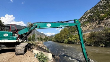 Amasya'nın Ziyaret beldesinde Yeşilırmak'ta taşkın riski için temizlik yapıldı
