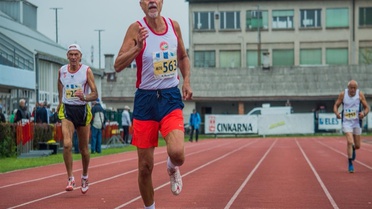 80 yaşındaki doktor Murat Kaçar, atletizmde 98. madalyasını kazanarak hedefine ulaştı