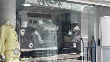 Adana'da iş yerine silahlı saldırıda camlara 9 kurşun isabet etti, polis saldırganı arıyor