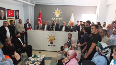 AK Parti Elazığ milletvekilleri Keban'da ilçe buluşmalarında vatandaşlarla bir araya geldi
