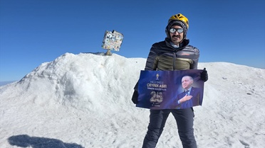 AK Partili Meclis Üyesi Kişili, partisinin 25. yılında Ağrı Dağı zirvesine tırmandı