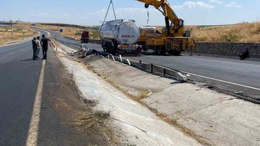 Diyarbakır Çınar'da tanker devrildi, sıkışan iki kişi kurtarıldı