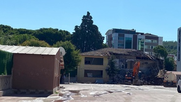 İzmir Aliağa'da 54 yıllık Atatürk Ortaokulu binası deprem yönetmeliği için yıkıldı