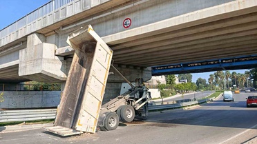 Adana'da ASKİ kamyonunun açılan damperi hızlı tren köprüsüne takıldı, hasar oluştu