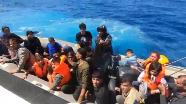 Aydın Didim açıklarında lastik bottaki 21 düzensiz göçmen ve kaçakçı yakalandı