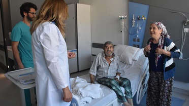 İzmir'de damar yolu kapalı hastaya köprücük kemiği altından kalp kapağı takıldı