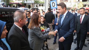 Bakan Bayraktar Hakkari'de esnafı ziyaret edip vatandaşlarla çay içerek sohbet etti