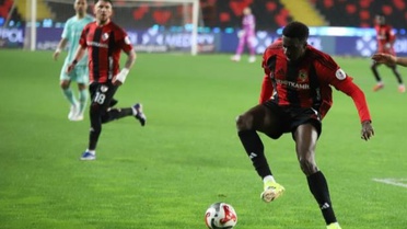 Samsunspor'da son gün 11 oyuncuyla yollar ayrıldı, Bayo kadroya katıldı