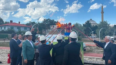Bayburt Arpalı beldesinde doğal gaz için meşale yakıldı, akış törenle açıldı