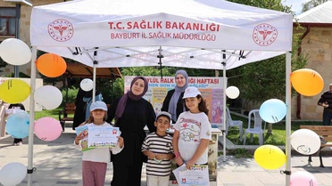Bayburt'ta Halk Sağlığı Haftası'nda çocuklar sağlık temalı resimler yaptı