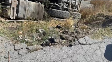 Beylikdüzü'nde geri manevra yapan beton mikseri yol çökmesiyle devrildi, şoför yaralandı