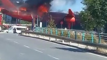 Bilim Merkezinde korkunç yangın! Alevler dev uçağı yuttu
