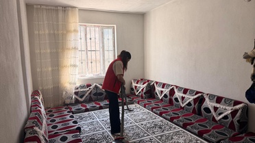 Bitlis'te vakfın hayır şartı kapsamında yaşlı kadının evi temizlendi ve düzenlendi