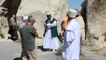 Bektaşi dervişleri Kapadokya'nın tarihi güzelliklerini gezdi