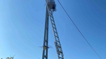 Sakarya Kocaali'de elektrik direğine çıkan dükkan sahibi akıma kapılarak öldü.